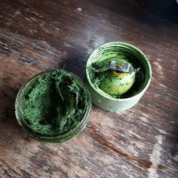 Blender halus semua bahan jus pandan, saring.