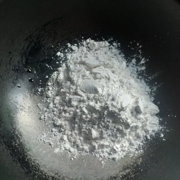 Masukan tepung tapioka ( keadaan kompor mati ).