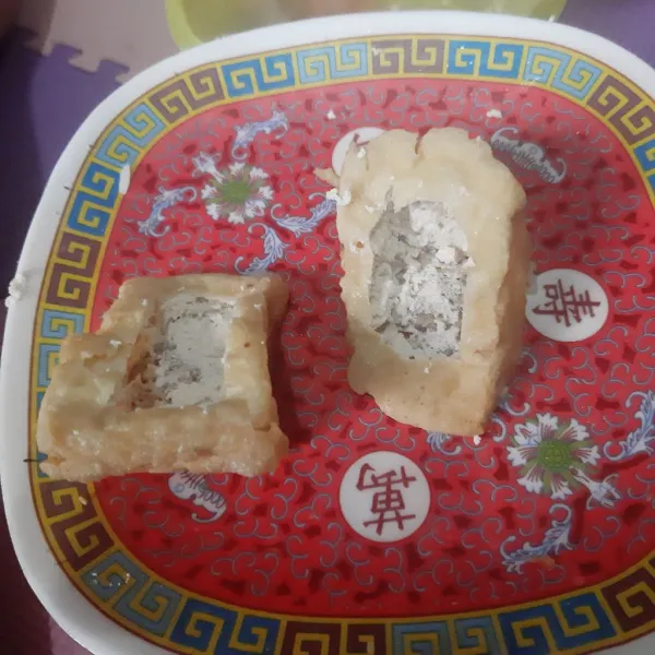 Kerok tahu, bagian yang sudah dikerok masukkan ke dalam adonan.