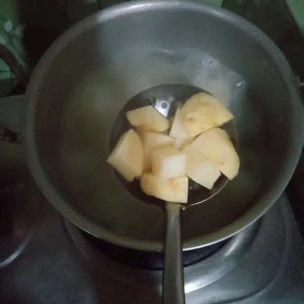 Panaskan panci tuang kolagen panaskan kembali masuk kan kentang hingga kentang lunak.