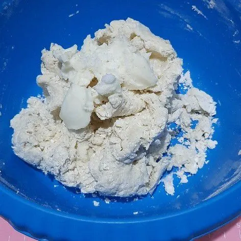 Lalu tambahkan mentega dan garam lanjut uleni sampai kalis dan lentur.