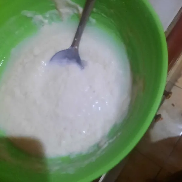Siapkan tepung yang sudah di larutkan dengan air dan tambahkan sedikit garam.