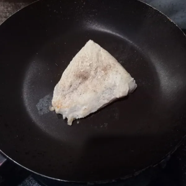 Panggang ayam sampai kedua sisi matang, angkat.