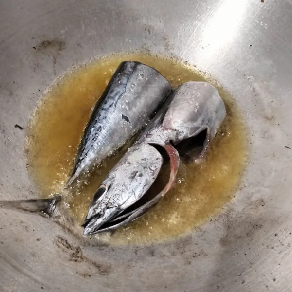 Lumuri ikan tongkol dengan garam dan penyedap. Lalu goreng hingga matang. Sisihkan.