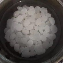 Cuci kolang kaling hingga bersih. Siapkan panci dan tambahkan air. Masak di api kecil.