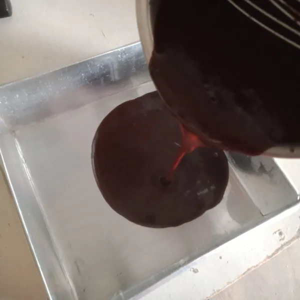 Ambil 200 ml cair puding dan tutup, rapat sisa puding di panci, siapkan loyang diameter 18×7 tuang 200 ml puding coklat ke dalam loyang diam kan hingga puding 1/2 set.