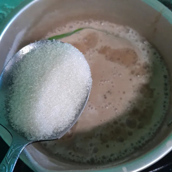 Tambahkan gula pasir aduk rata masak sampai mendidih.
