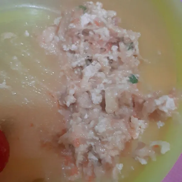 Letakan di wadah beri telur, tapioka, gula, garam, kaldu bubuk, telur, kecap asin, dan parutan wortel. Sisakan sedikit parutan wortel untuk topping.