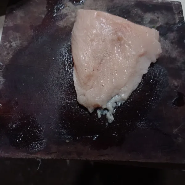 Siapkan ayam, taburi lada dan garam diamkan sesaat.