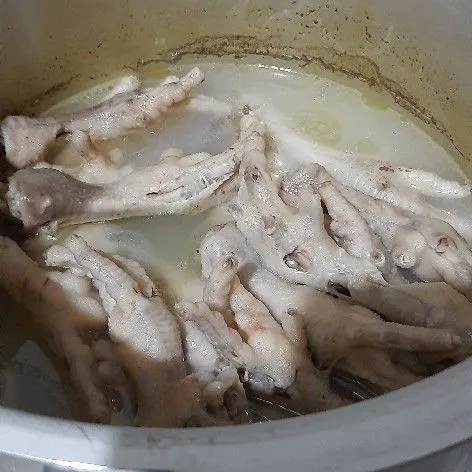Cuci bersih lalu presto ceker ayam selama 15 menit (setelah presto mendesis).