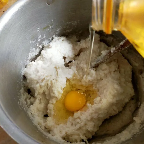 Setelah dingin tambahkan telur, aduk asal rata kemudian tambahkan minyak dan tepung sagu.