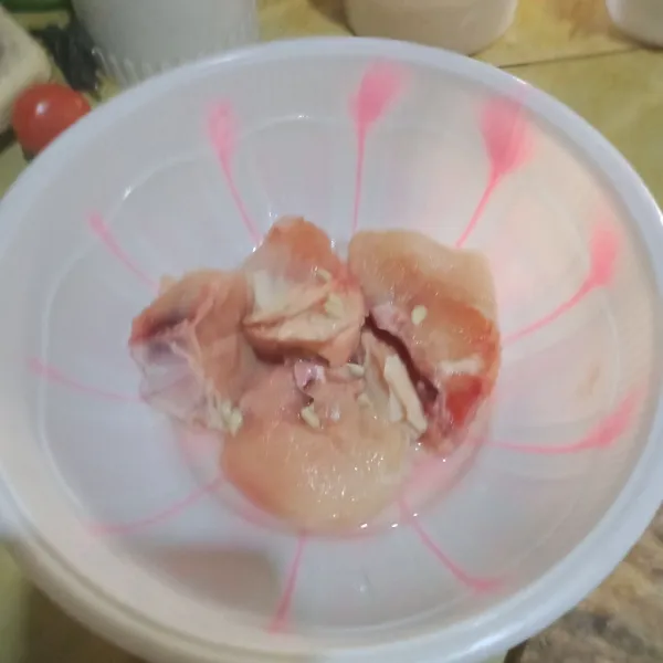 Siapkan bahan kemudian cuci bersih ayam dengan air mengalir beri perasan air jeruk nipis diamkan 10 bilas bersih lagi sisihkan.