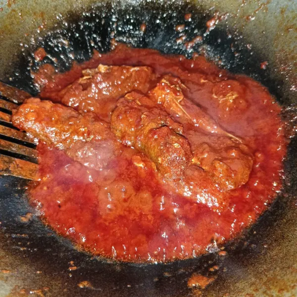 Masak sampai meresap dan kuahnya mengental. Kemudian, koreksi rasa masakan dan siap disajikan!