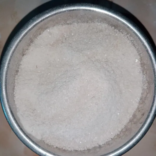 Campurkan gula pasir, agar-agar dan jelly, aduk rata supaya nanti tidak menggumpal.