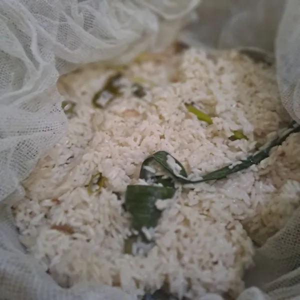 Panasakan kukusan.masukan nasi kukus selama 45 menit atau sampai matang.