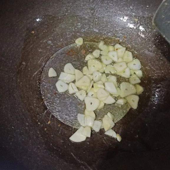 Siapkan wajan lalu beri minyak sedikit lalu masukkan irisan bawang putih. Oseng sampai tercium harum.