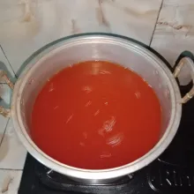 Didihkan puding lalu beri pewarna makanan secukupnya, marikan api dan hilangkan uap panasnya.