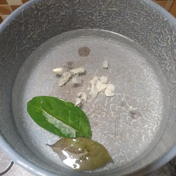 Didikan air lalu masukan daun salam dan bawang putih yang sudah digeprek tunggu sampai mendidih dan harum.