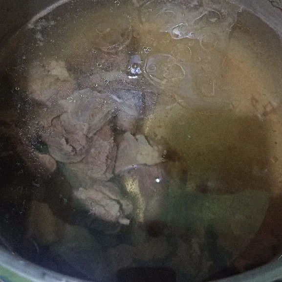 Siapkan panci lalu rebus air sampai mendidih, lalu masukkan daging sapi. Rebus sampai empuk. Angkat dan tiriskan lalu iris sesuai selera.
