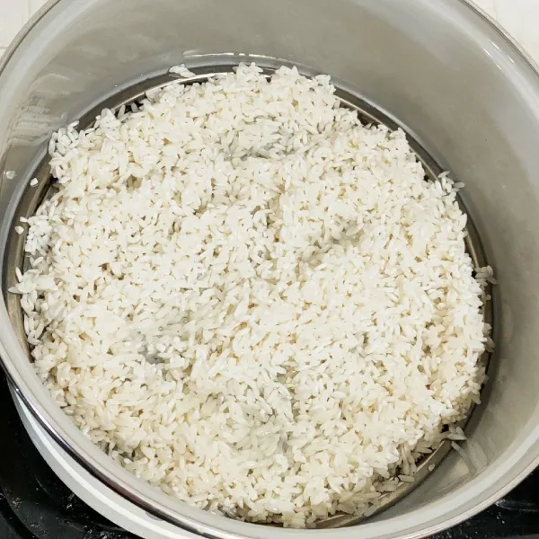 Panaskan kukusan, lalu kukus beras ketan selama 30 menit.
