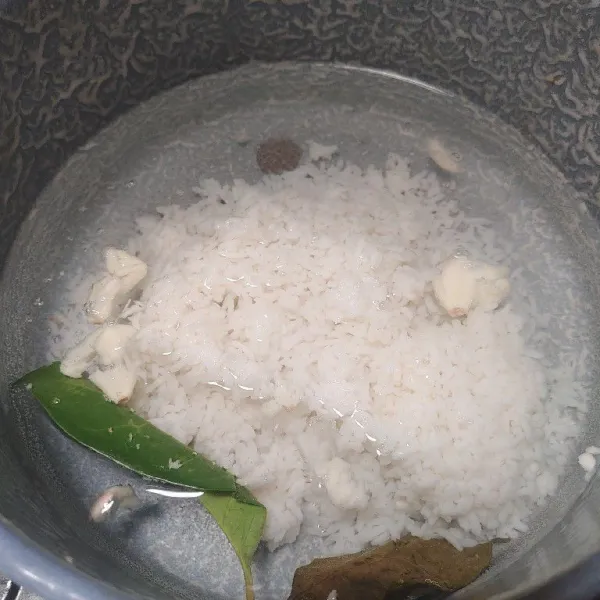 Lalu masukan nasi, masak sambil diaduk agar tidak gosong.