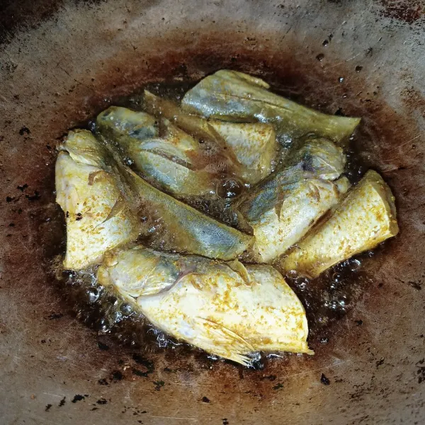 Bumbui ikan sesuai selera, lalu goreng ikan sampai matang. Kemudian, angkat dan sisihkan.