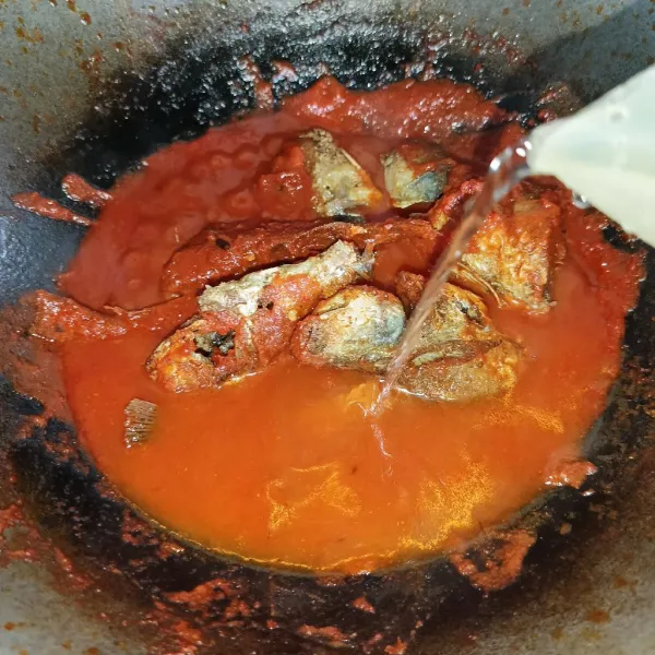 Tuang air dan tambahkan bumbu penyedap.