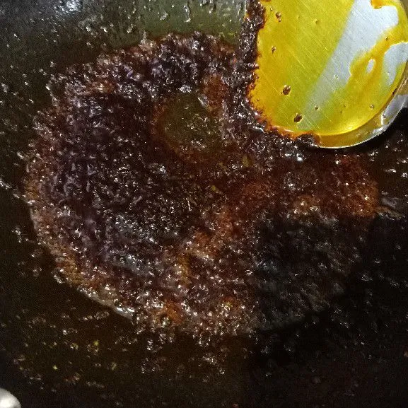 Siapkan wajan lalu masukkan minyak sedikit. Setelah minyak panas masukkan bumbu halus. Oseng sampai tercium harum.