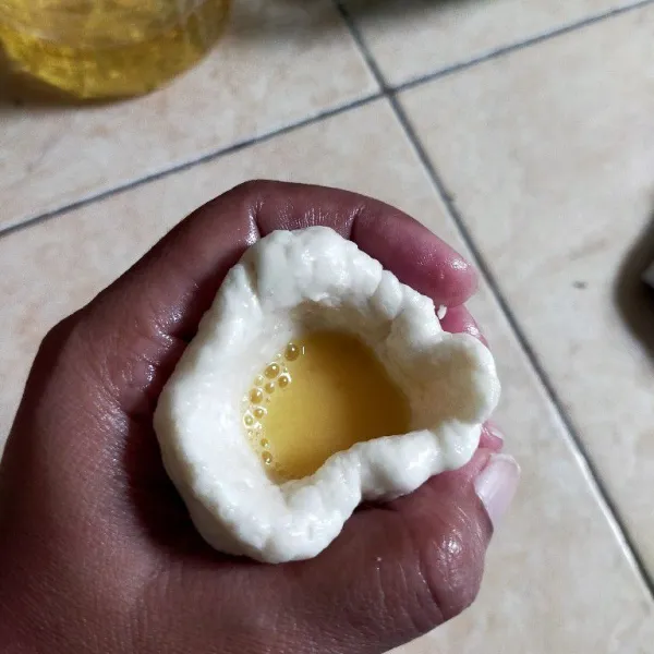 Ambil adonan 1 sdm bulatkan dan beri isian telur, rapikan. Lakukan hingga habis, untuk lenjer dengan adonan 1 sdm bulat dan bentuk memanjang.