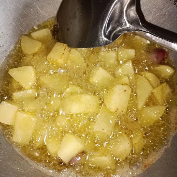 Kupas dan cuci bersih kentang lalu potong dan goreng.