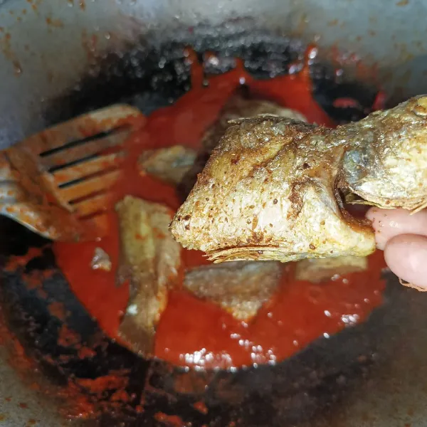 Kemudian, masukkan ikan goreng.