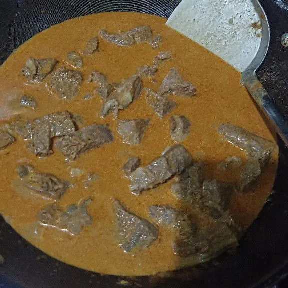 Lalu masukkan irisan daging lalu masukkan air bekas rebusan daging. Masukkan cengkih lalu aduk rata masak sampai kuah mengental (leukoh).masukkan garam dan bubuk kaldu sapi. Aduk koreksi rasa.