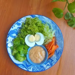 Salad Sayur Plus Telur Rebus