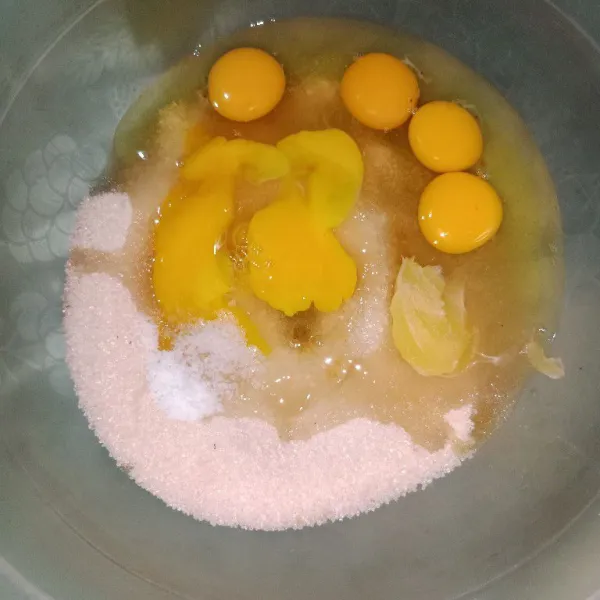 Dalam wadah masukan telur, gula, garam, vanili dan SP.