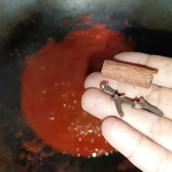 Tumis bumbu halus, kayu manis, cengkeh, air asam jawa, dan gula merah. Tumis bumbu sampai benar-benar matang.