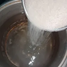 Masukan gula ke dalam air, aduk rata.