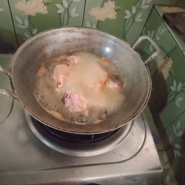 Panaskan minyak goreng ayam hingga setengah matang angkat tiriskan