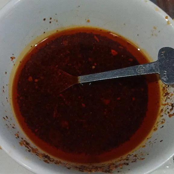 Tambahkan 1 sdm chili oil kedalam wajan keosengan paria. Aduk rata.