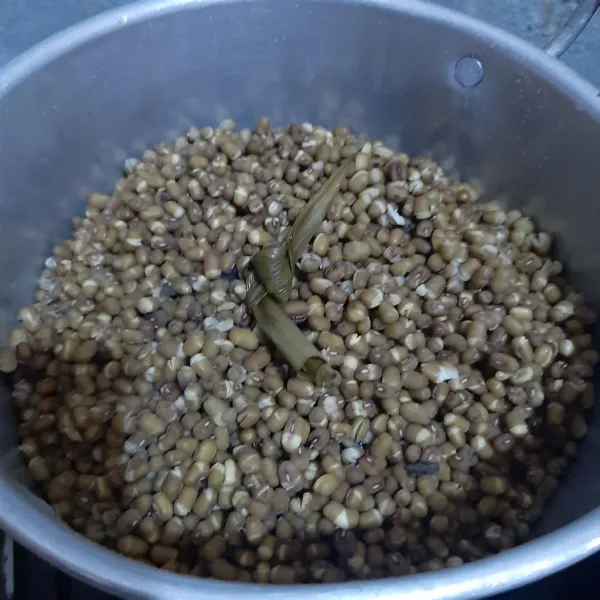 Rendam kacang hijau semalaman lalu kukus dengan metode 5-30-7menit. Beri 1/2lembar daun pandan