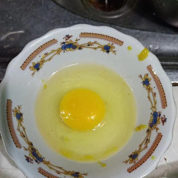 Pecahkan satu butir telur lalu aduk.