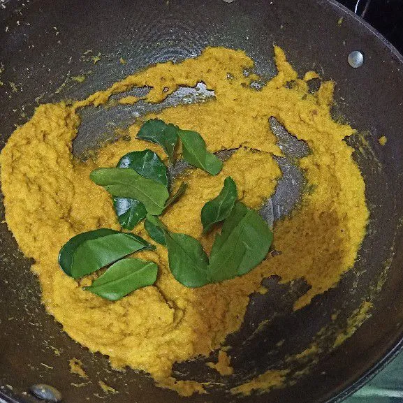 Siapkan wajan lalu masukkan minyak sedikit. Setelah minyak panas masukkan bumbu halus dan daun jeruk. Oseng sampai tercium harum.