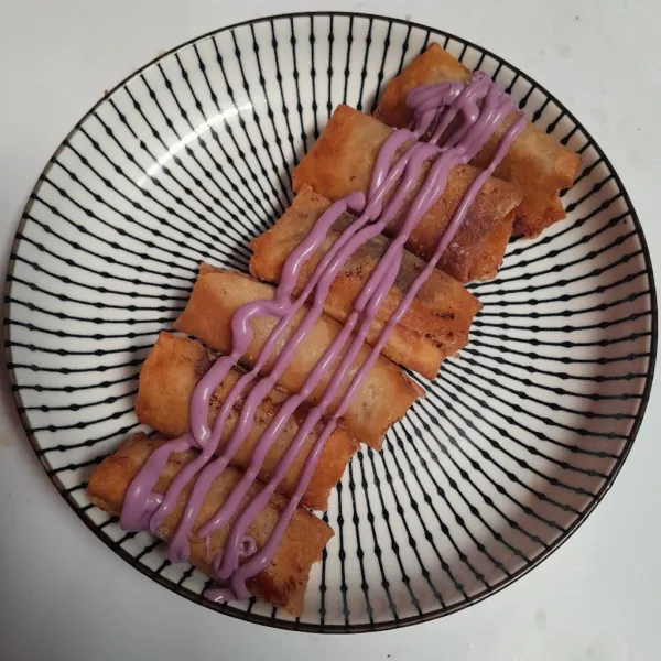 Tata di piring saji beri glaze taro, siap di sajikan.