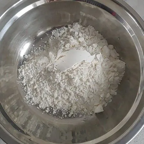 Lalu campur jadi satu tepung terigu,baking powder, garam dan gula pasir.