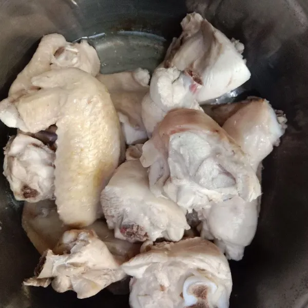 Potong ayam menjadi beberapa bagian, kemudian rebus ayam ±  10 menit. Kemudian buang air rebusan dan cuci daging ayam rebus dengan air sampai bersih.