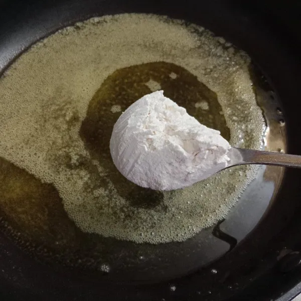 Panaskan margarin, kemudian tumis tepung terigu sampai tercampur rata.