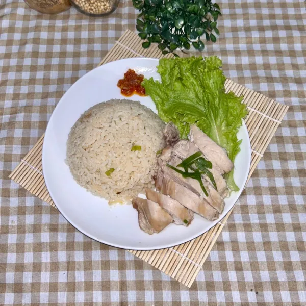 Nasi Hainan Rice Cooker siap dihidangkan dengan sambal dan lalapan.