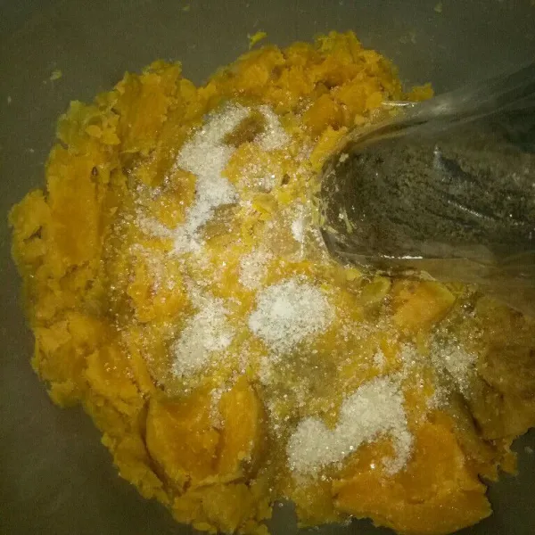 Rebus ubi sampai matang,kupas lalu haluskan bersama gula pasir dan garam.