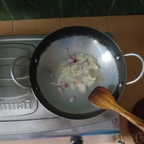 Tumis bawang merah dan bawang putih sampai harum.