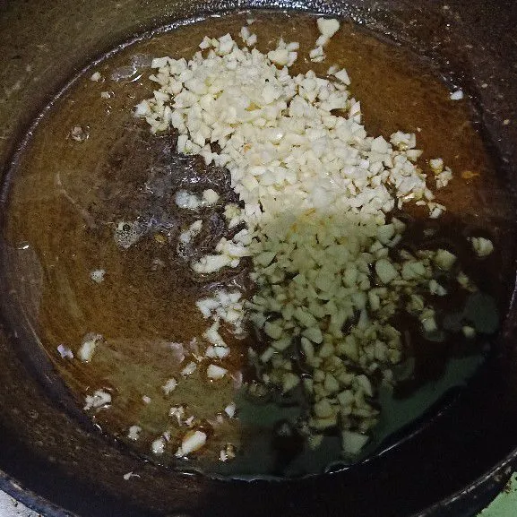Siapkan wajan lalu beri minyak sedikit. Lalu masukkan bawang putih yang sudah dicincang kasar. Oseng sampai tercium harum.