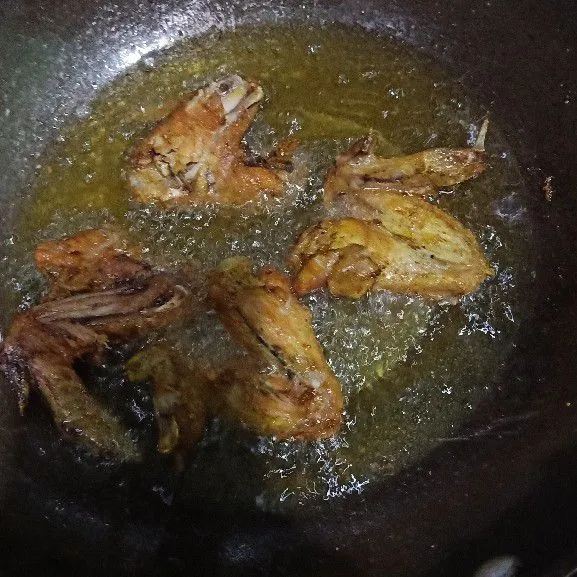 Siapkan wajan lain masukan minyak goreng. Cek setelah minyak panas goreng sayap ayam sampai berwarna kekuningan. Balikkan sisi lainnya sampai matang. Lalu angkat dan tiriskan. Siap dihidangkan.